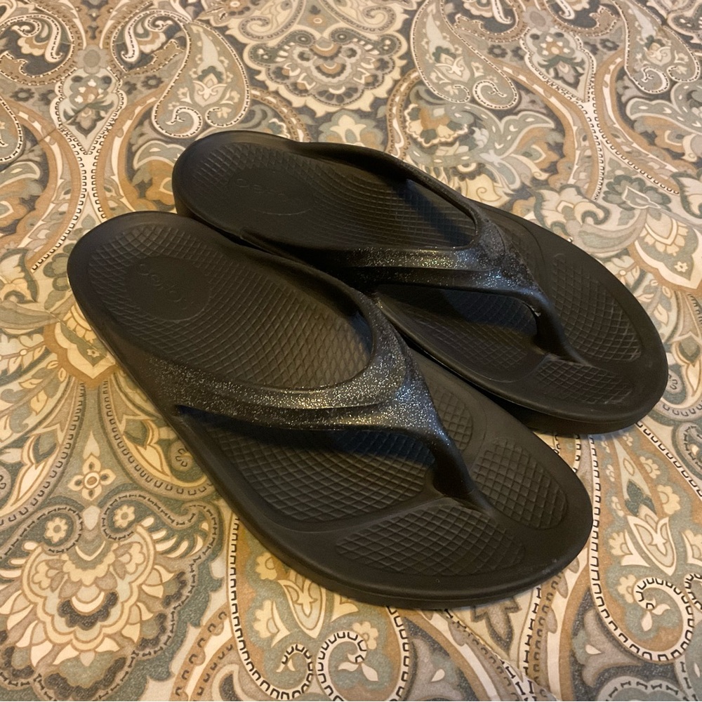 Mint OOFOS Oolala Platinum Sparkle Thong Sandals Women’s Sz 7 EU 38 Worn 1x - Picture 3 of 9